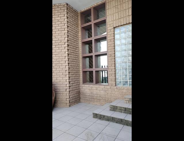 5 BEDROOM HOUSE FOR SALE IN CROSBY